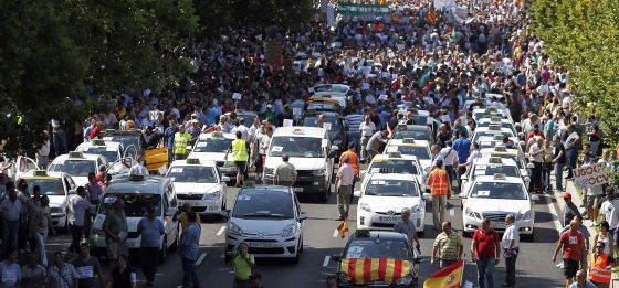 LA PLATAFORMA EN DEFENSA DE LOS ACANTILADOS DE AGUADULCE REALIZA UNA MARCHA-PROTESTA EN COCHES